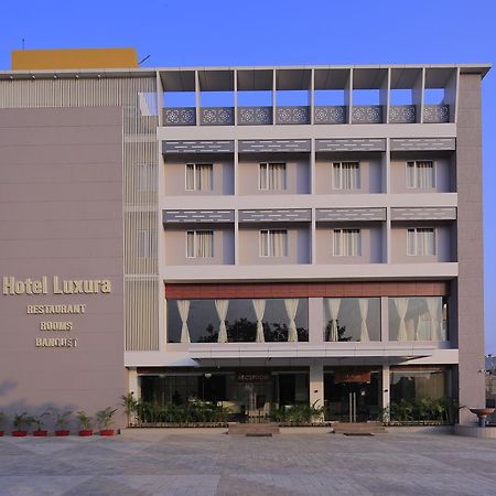 Hotel Luxura Godhra Bagian luar foto