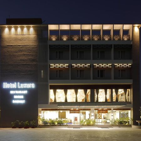 Hotel Luxura Godhra Bagian luar foto