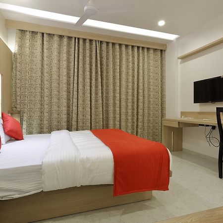Hotel Luxura Godhra Bagian luar foto