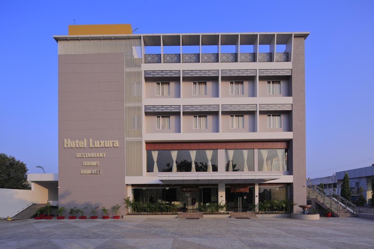 Hotel Luxura Godhra Bagian luar foto
