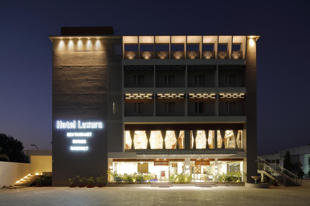 Hotel Luxura Godhra Bagian luar foto