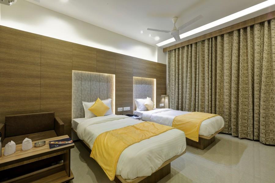 Hotel Luxura Godhra Bagian luar foto
