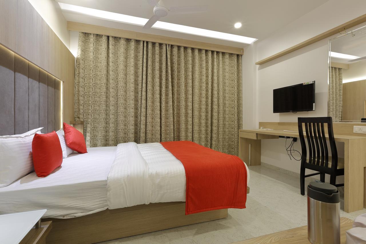 Hotel Luxura Godhra Bagian luar foto