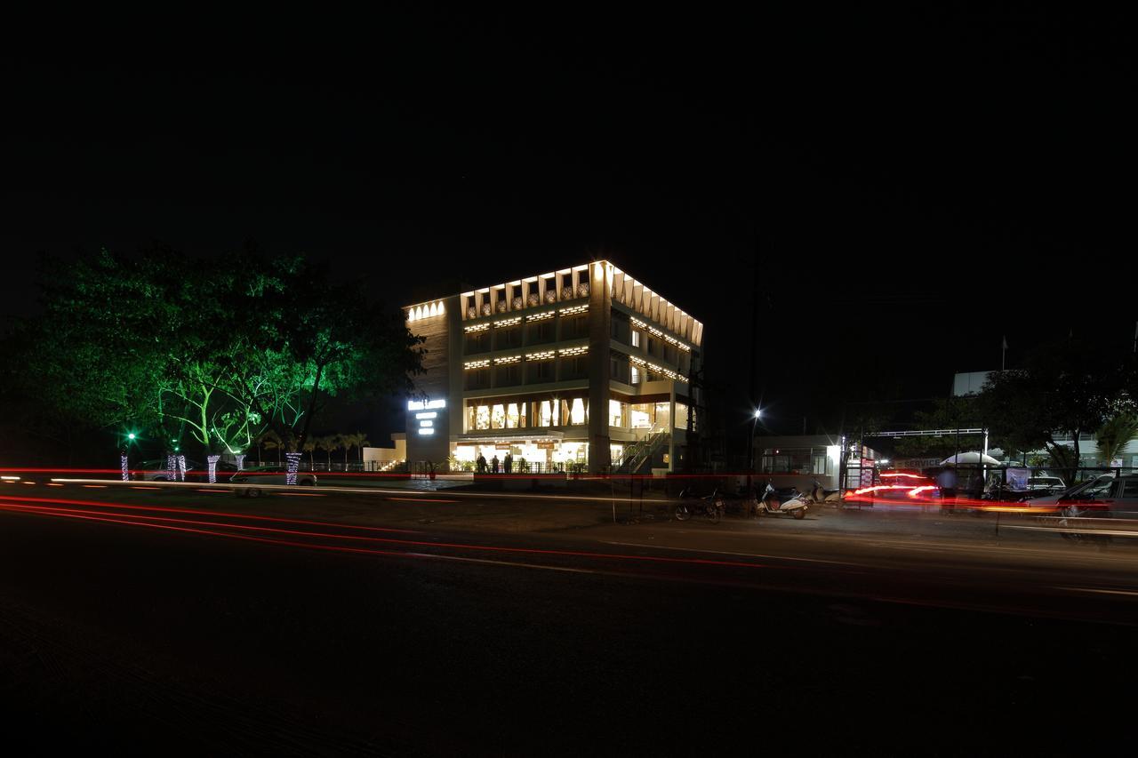 Hotel Luxura Godhra Bagian luar foto