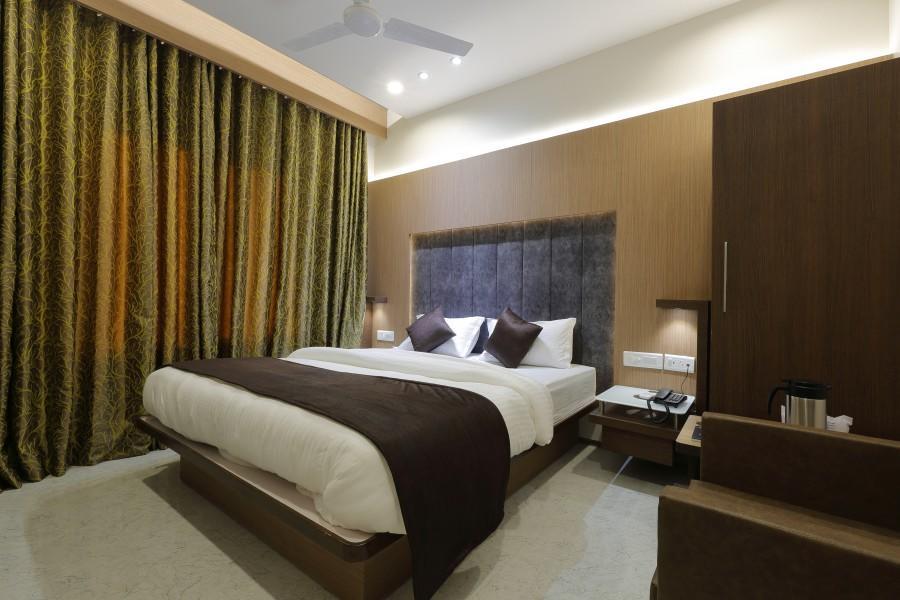 Hotel Luxura Godhra Bagian luar foto