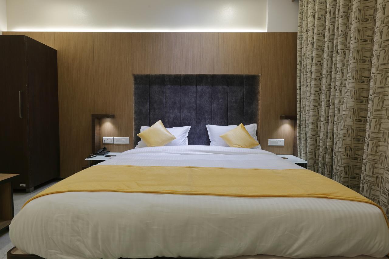 Hotel Luxura Godhra Bagian luar foto