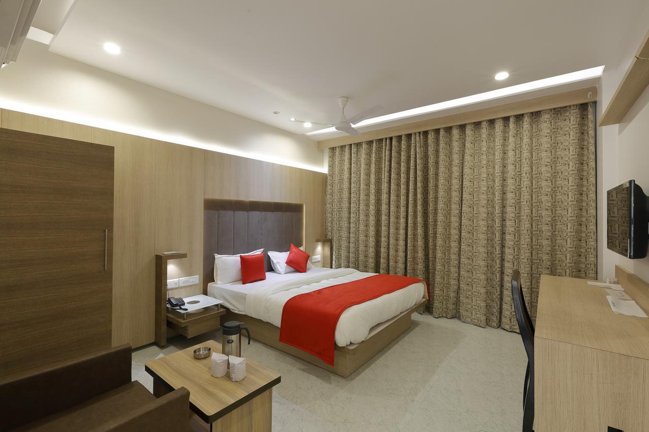 Hotel Luxura Godhra Bagian luar foto