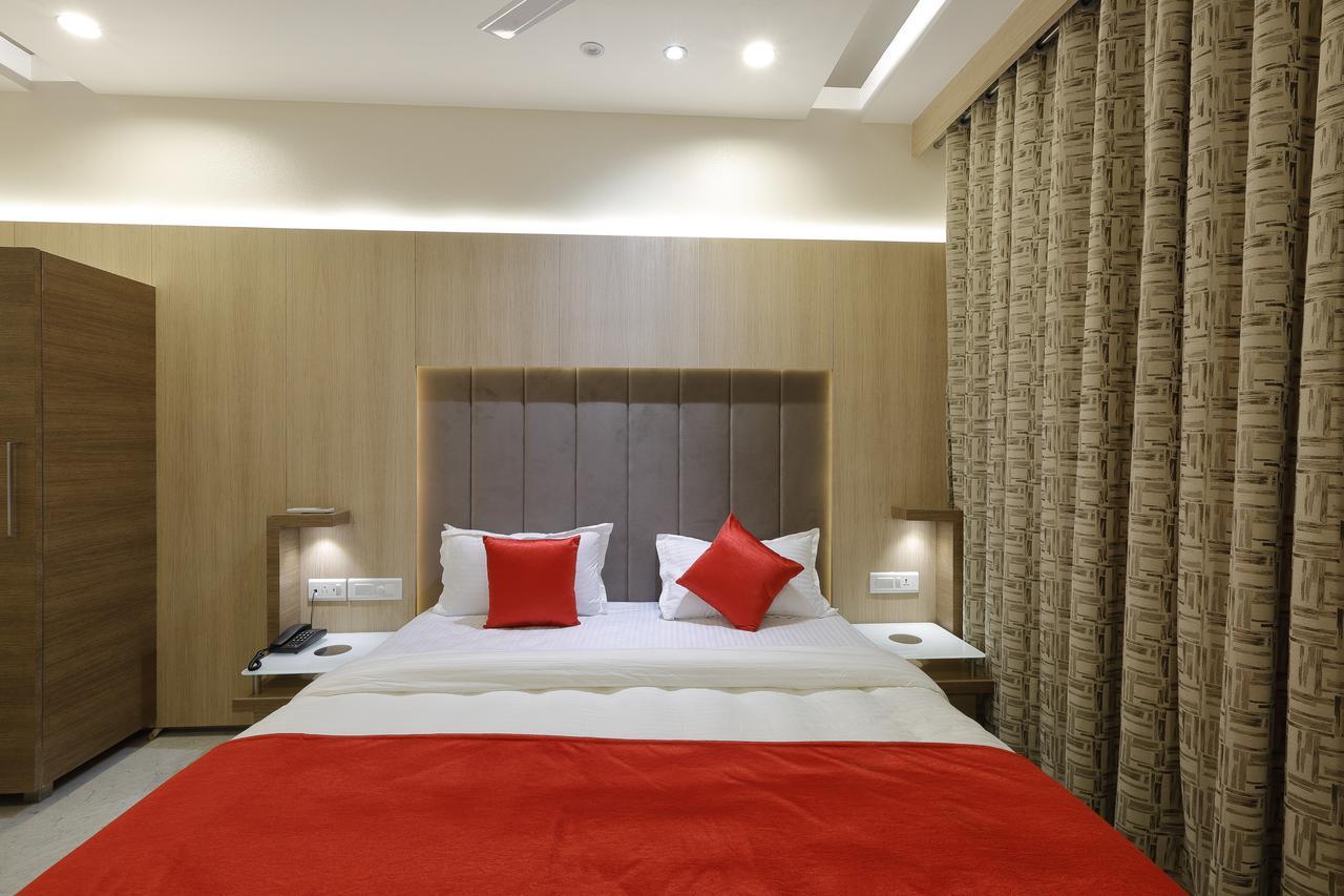 Hotel Luxura Godhra Bagian luar foto