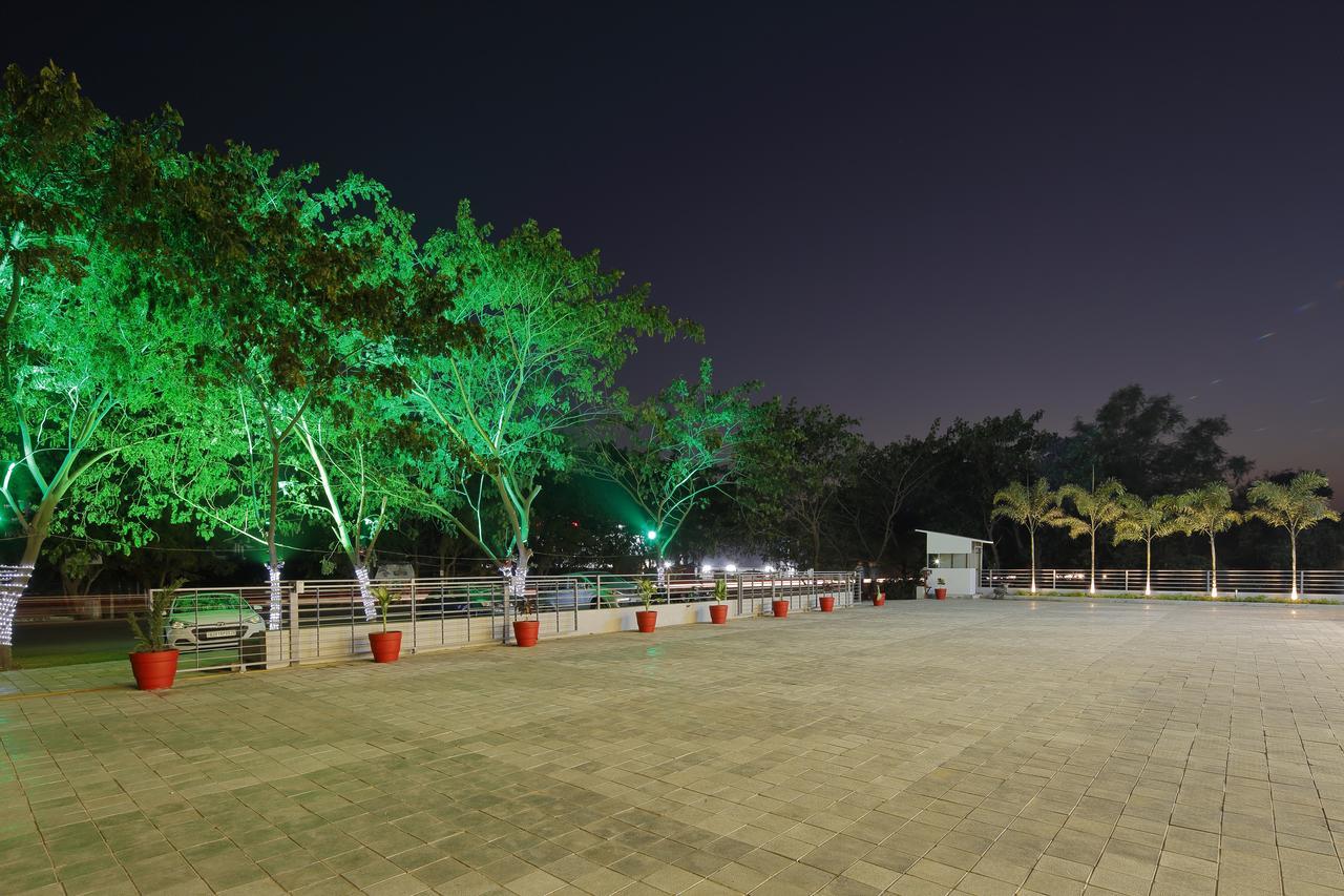 Hotel Luxura Godhra Bagian luar foto