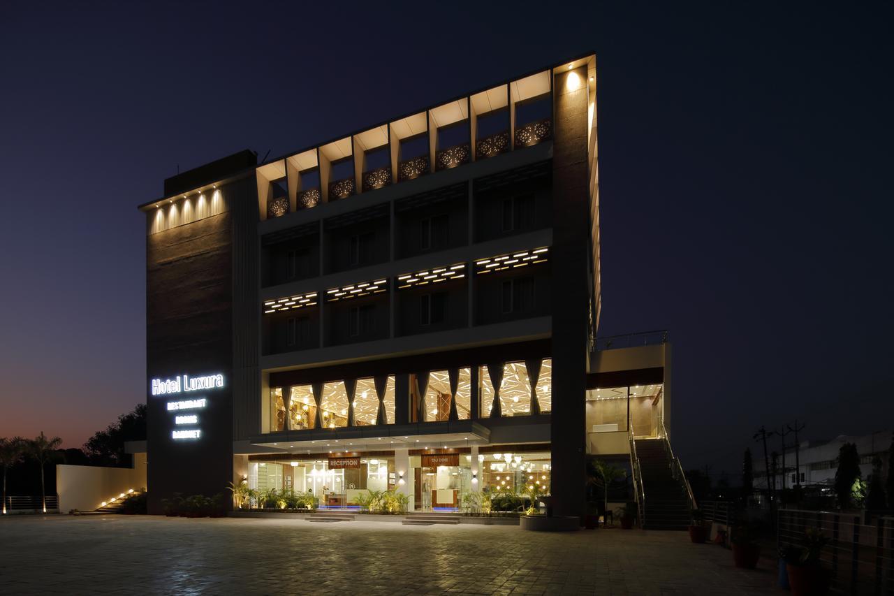 Hotel Luxura Godhra Bagian luar foto