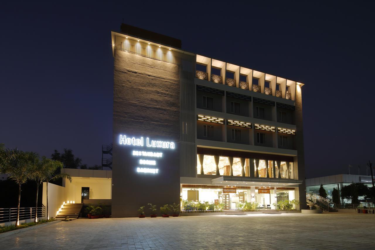 Hotel Luxura Godhra Bagian luar foto