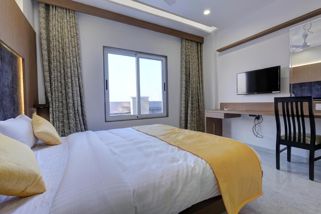 Hotel Luxura Godhra Bagian luar foto