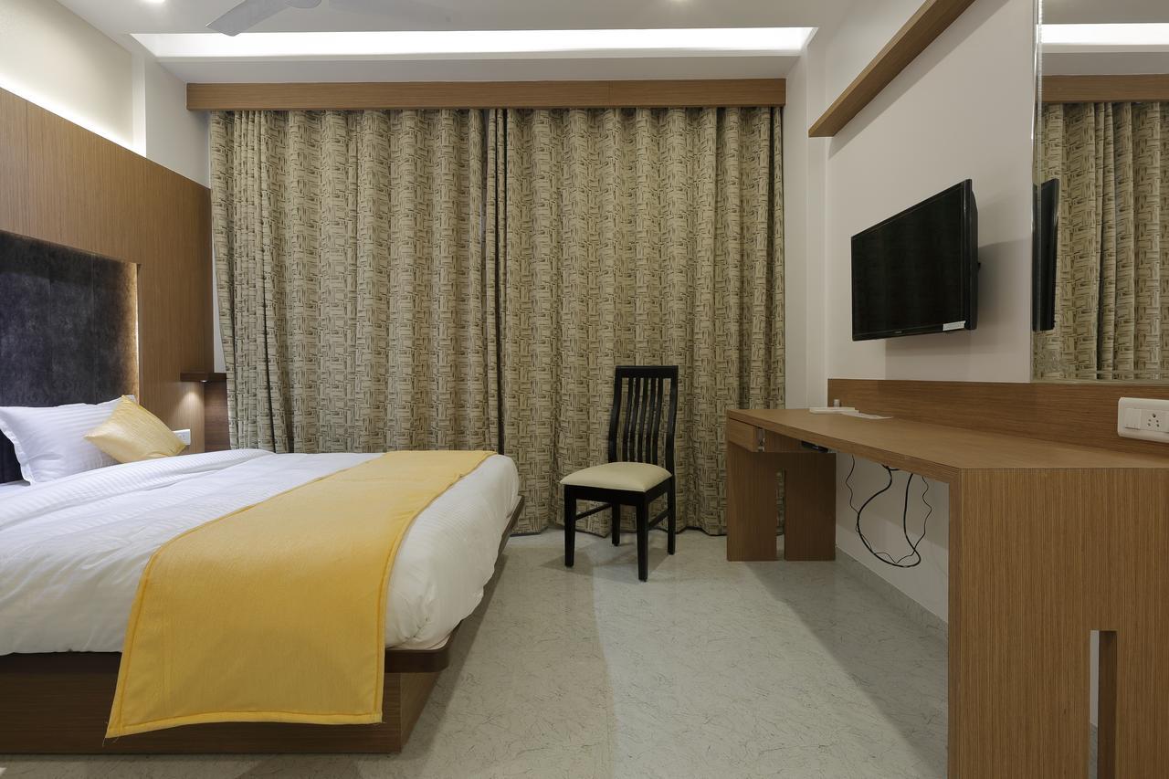 Hotel Luxura Godhra Bagian luar foto