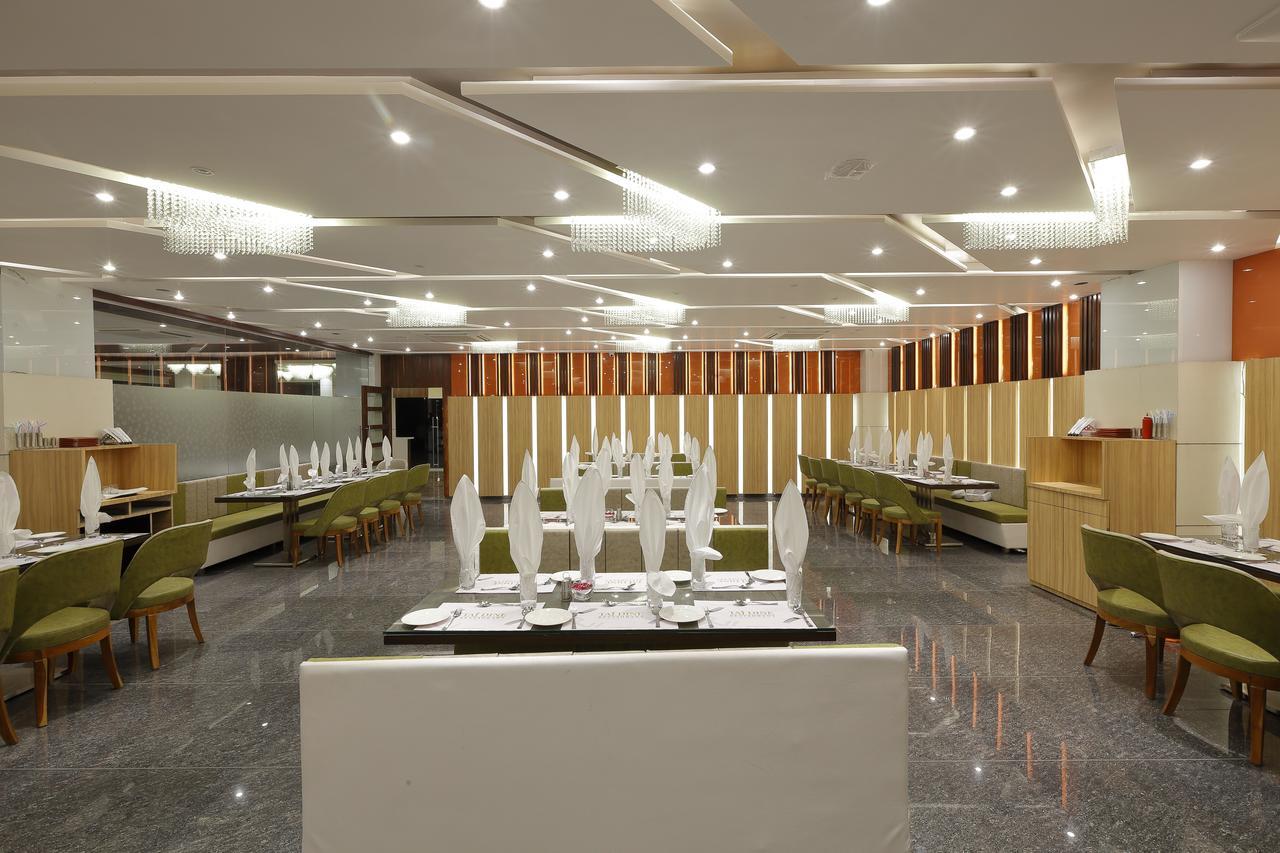 Hotel Luxura Godhra Ruang foto