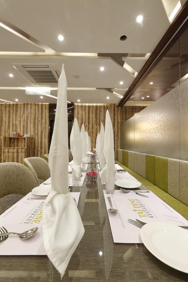 Hotel Luxura Godhra Ruang foto